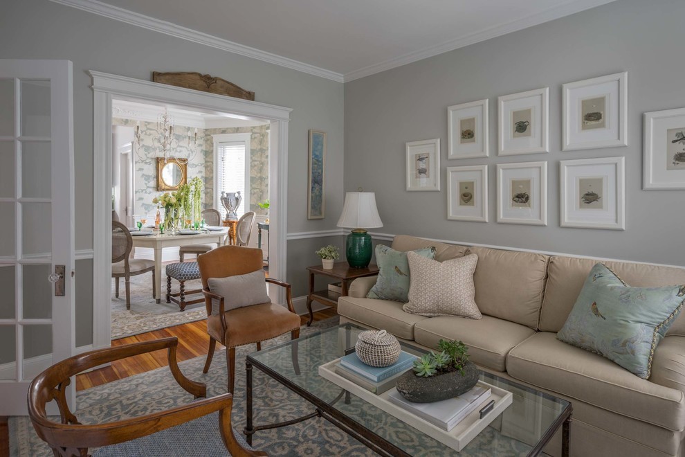 Mittelgroßes, Repräsentatives, Fernseherloses, Abgetrenntes Klassisches Wohnzimmer ohne Kamin mit grauer Wandfarbe und braunem Holzboden in Boston