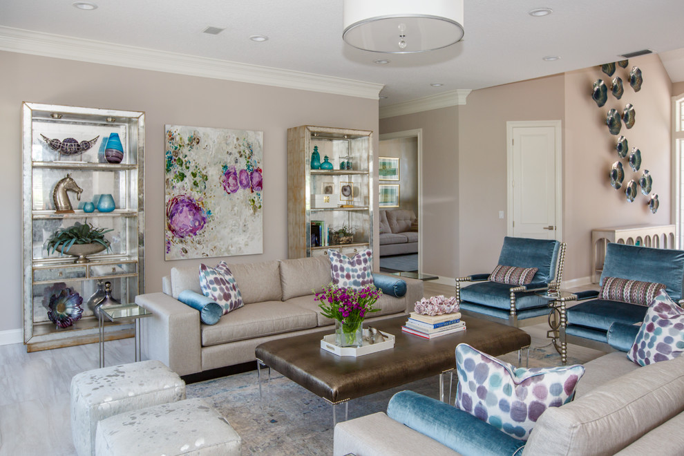 Immagine di un soggiorno chic con pareti beige e pavimento grigio