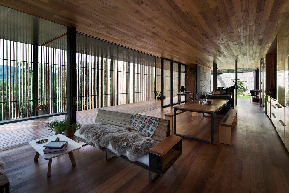 Foto de salón abierto contemporáneo grande con suelo de madera en tonos medios