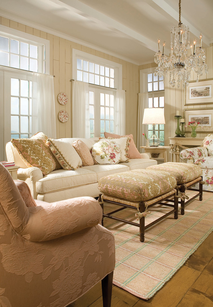 Großes, Repräsentatives, Offenes Shabby-Look Wohnzimmer mit beiger Wandfarbe und braunem Holzboden in Bridgeport