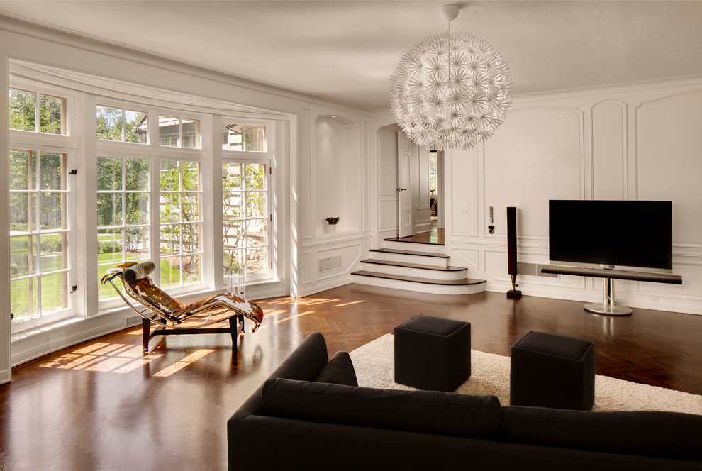 Ejemplo de salón actual con paredes blancas, suelo de madera oscura, televisor independiente y alfombra