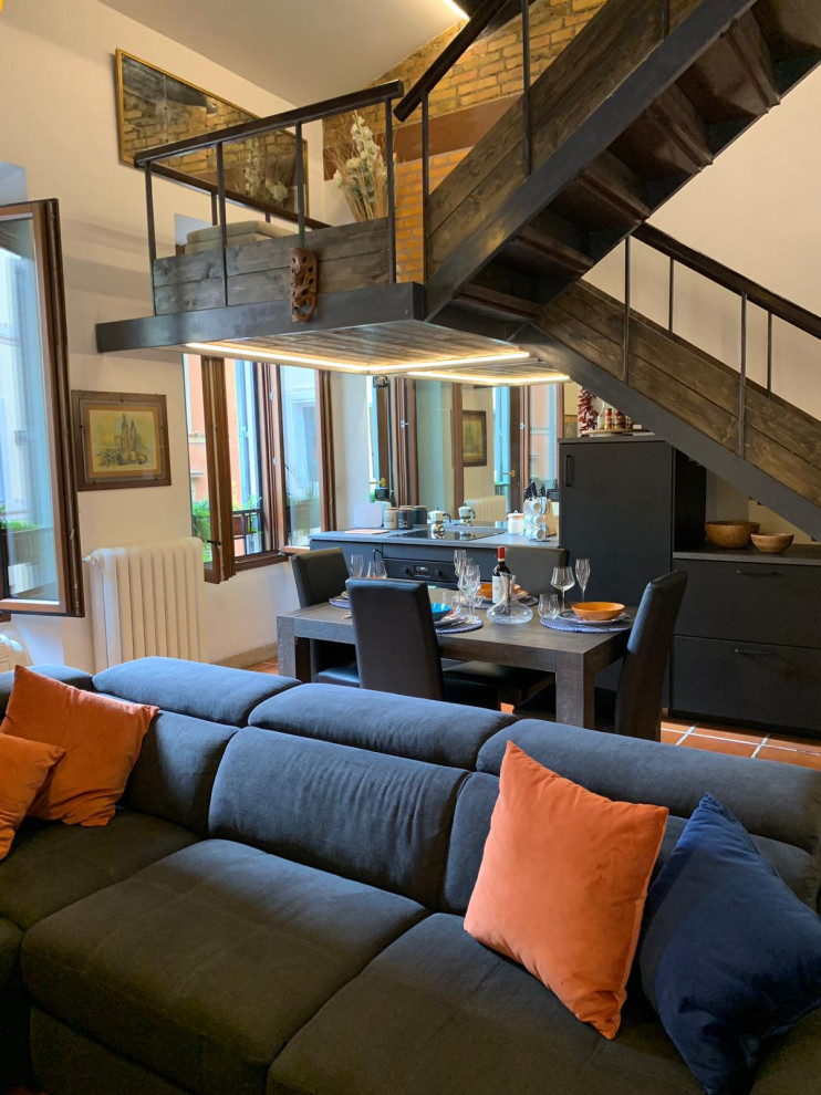 Exemple d'un grand salon mansardé ou avec mezzanine éclectique avec un bar de salon, un mur blanc, tomettes au sol, une cheminée standard, un manteau de cheminée en brique, un téléviseur indépendant et un sol orange.