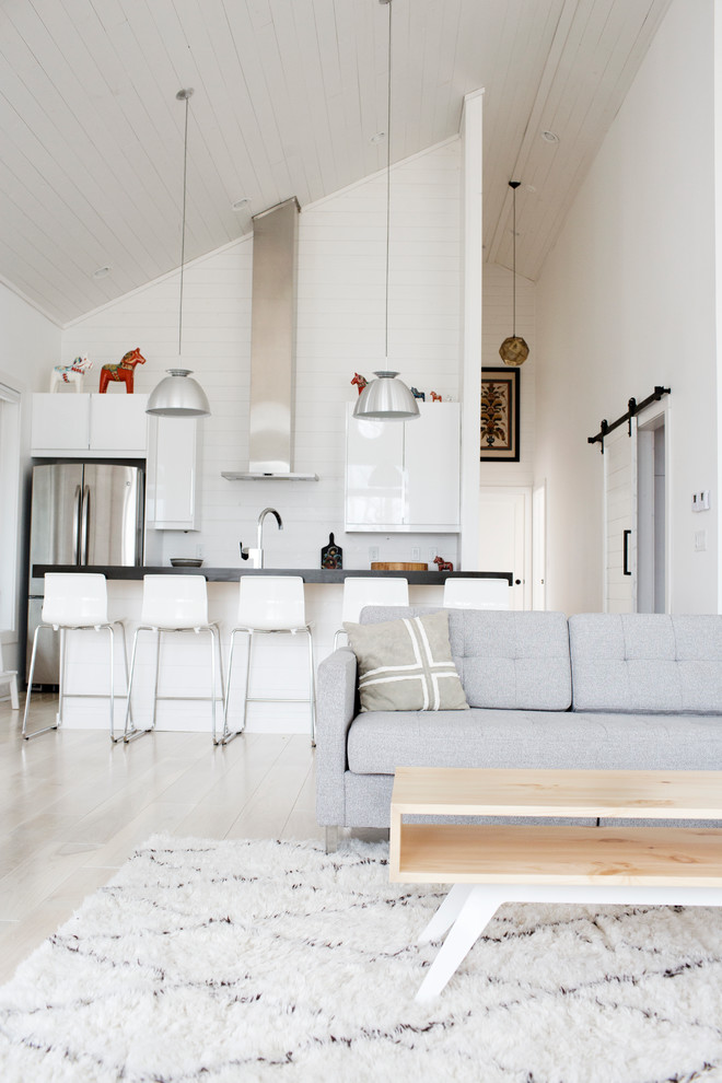 Foto di un soggiorno classico aperto con pareti bianche