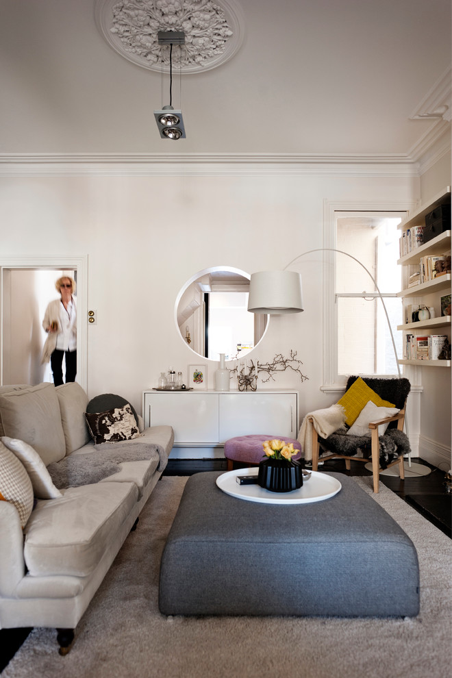 Свежая идея для дизайна: гостиная комната среднего размера в скандинавском стиле с белыми стенами и ковром на полу - отличное фото интерьера
