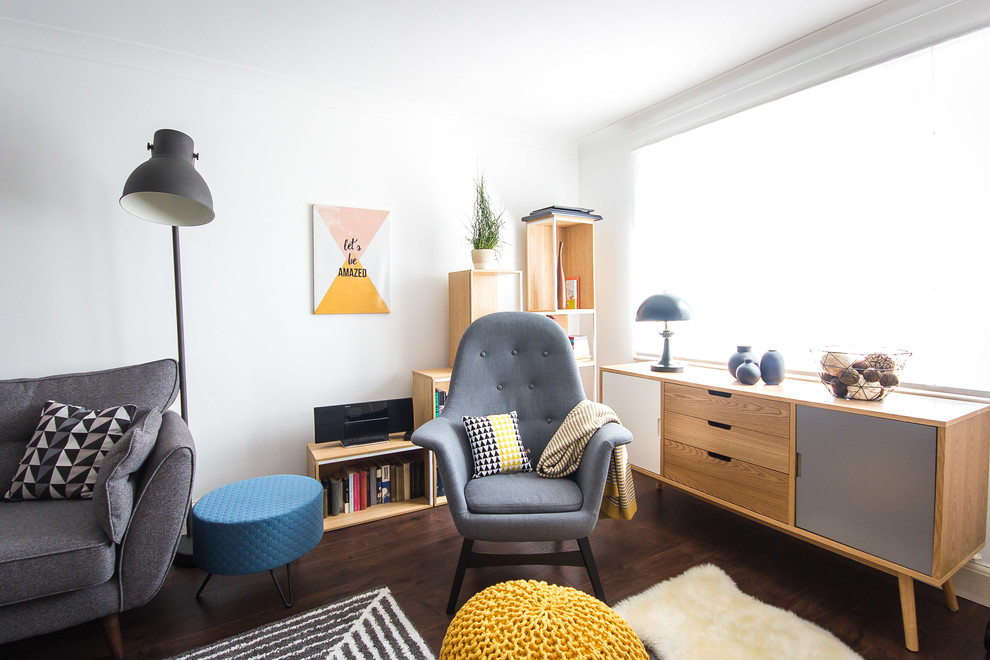 Idee per un soggiorno scandinavo di medie dimensioni e chiuso con pareti bianche, pavimento in laminato, TV a parete e pavimento marrone