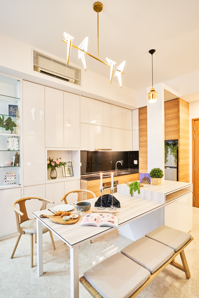Kleines Nordisches Wohnzimmer mit Marmorboden und weißem Boden in Singapur