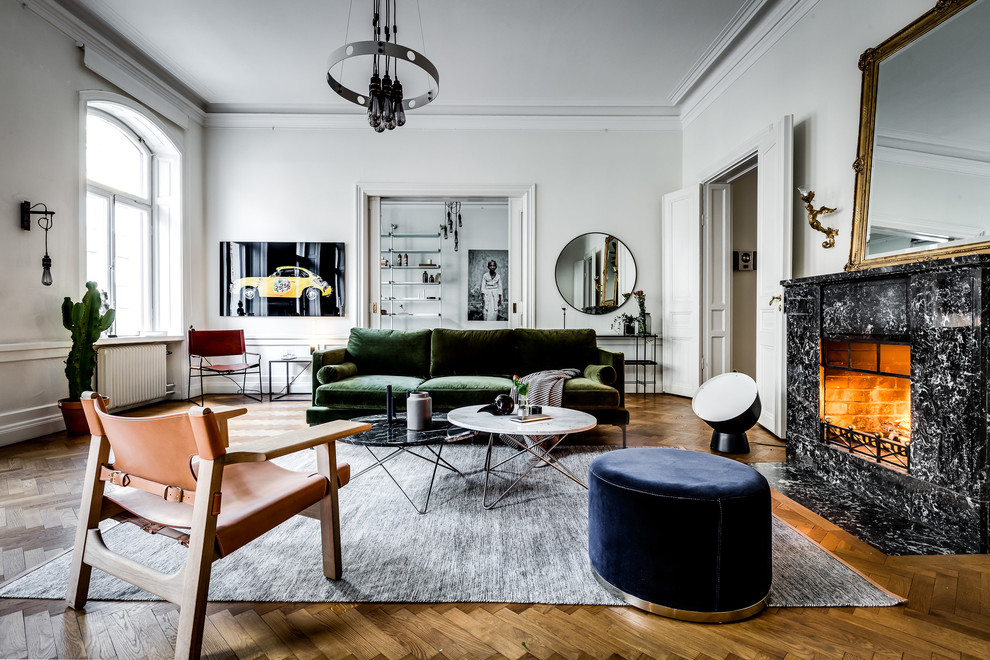 Mittelgroßes Skandinavisches Wohnzimmer mit braunem Holzboden, Kamin, Kaminumrandung aus Stein und beigem Boden in London