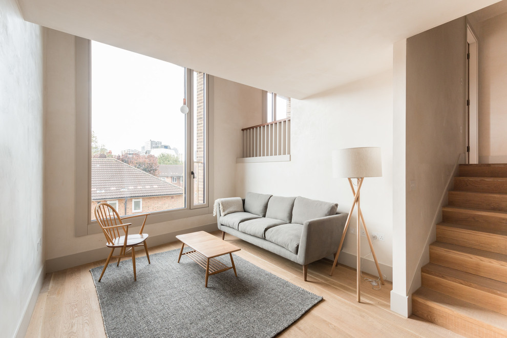 Kleines, Repräsentatives, Fernseherloses, Offenes Skandinavisches Wohnzimmer ohne Kamin mit weißer Wandfarbe und hellem Holzboden in London