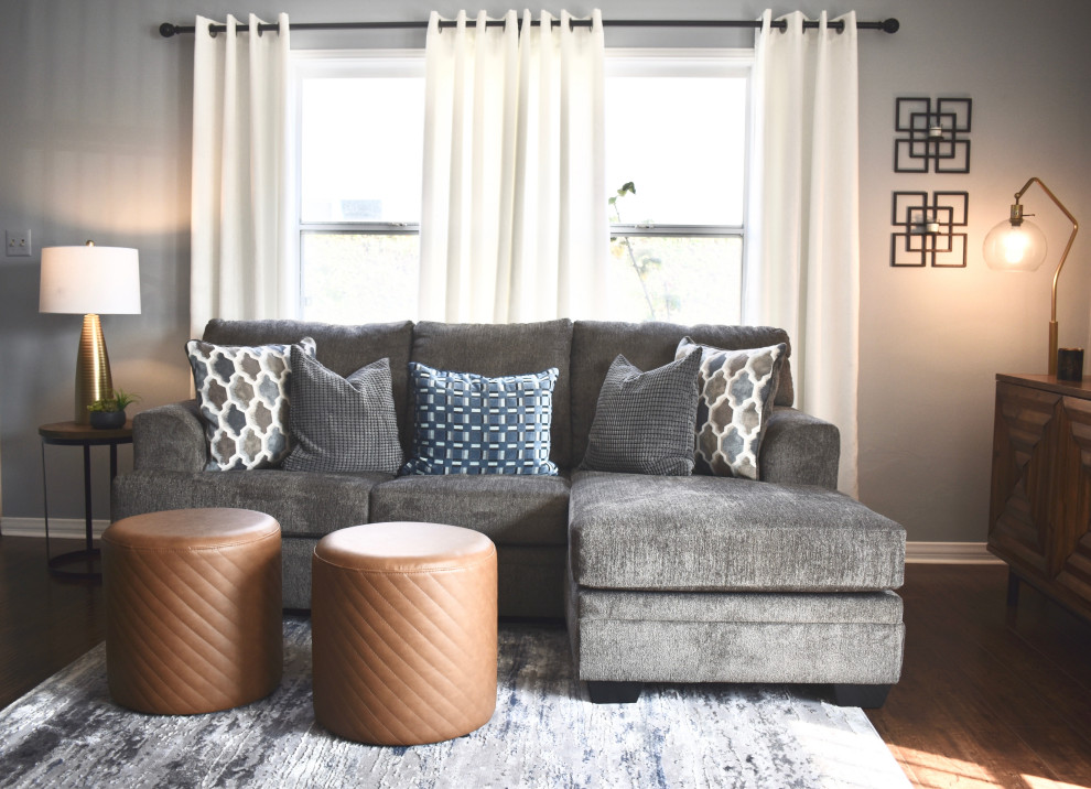 Imagen de salón abierto nórdico de tamaño medio con paredes grises, suelo de madera oscura, televisor independiente y suelo marrón