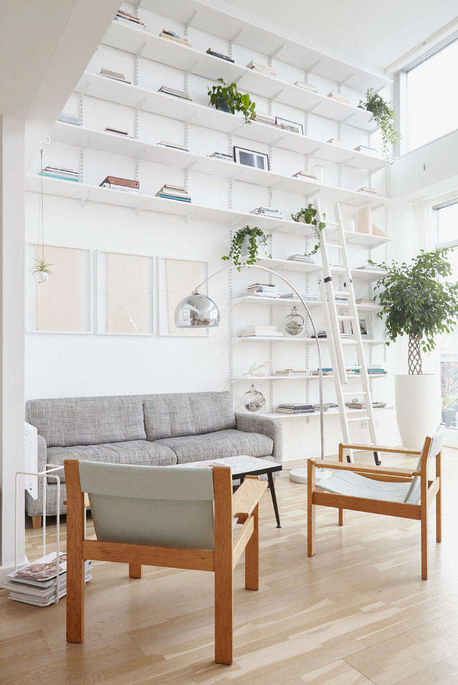 Fernseherloses Nordisches Wohnzimmer ohne Kamin mit weißer Wandfarbe und hellem Holzboden in London