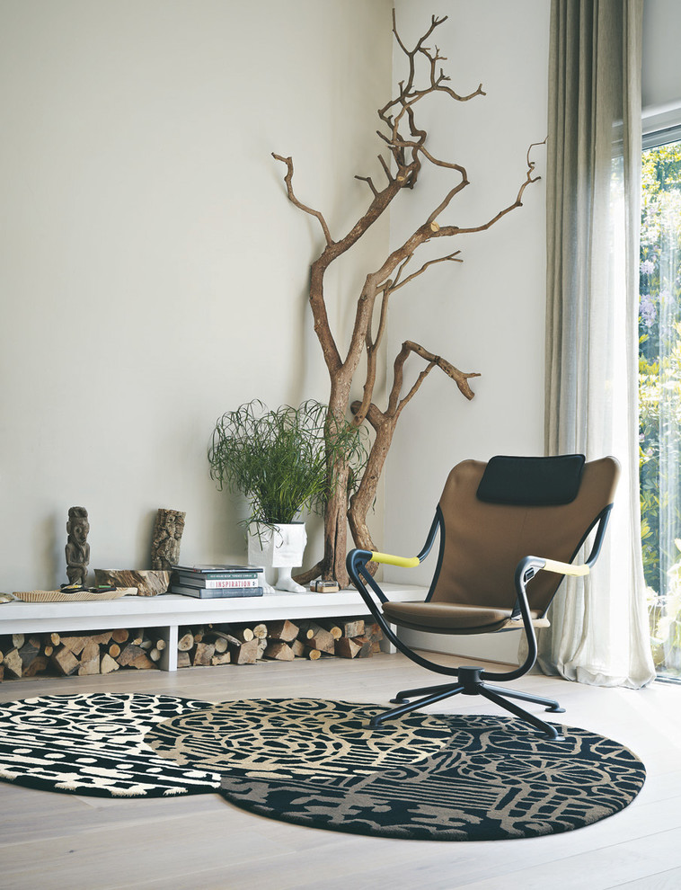 Источник вдохновения для домашнего уюта: открытая гостиная комната в скандинавском стиле с белыми стенами, деревянным полом и белым полом без камина