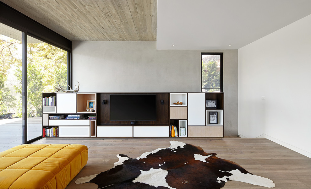 Offenes Skandinavisches Wohnzimmer mit weißer Wandfarbe, Multimediawand und hellem Holzboden in Melbourne