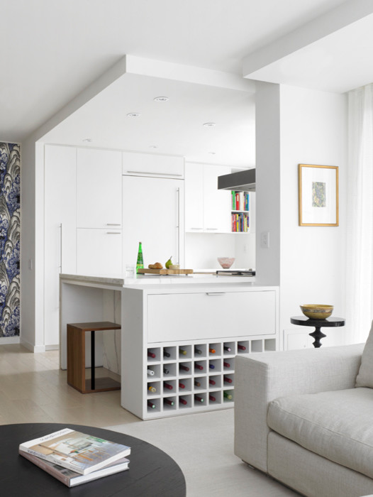 Пример оригинального дизайна: большая открытая гостиная комната в скандинавском стиле с белыми стенами и светлым паркетным полом без телевизора