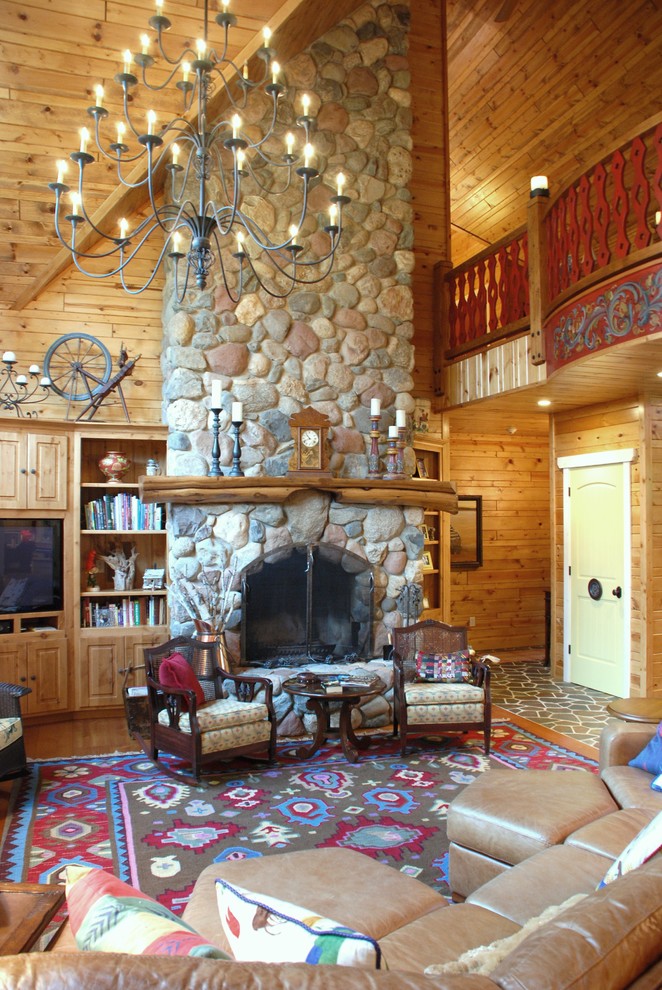 Diseño de salón clásico, sin televisor, con todas las chimeneas y marco de chimenea de piedra