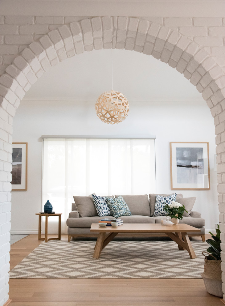 Immagine di un soggiorno classico con pareti bianche e pavimento in legno massello medio