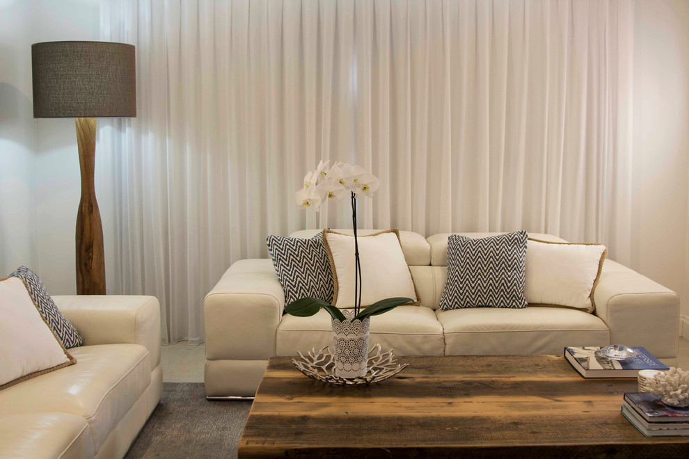 Idee per un soggiorno design di medie dimensioni e aperto con sala formale, pareti bianche, pavimento in gres porcellanato e TV a parete