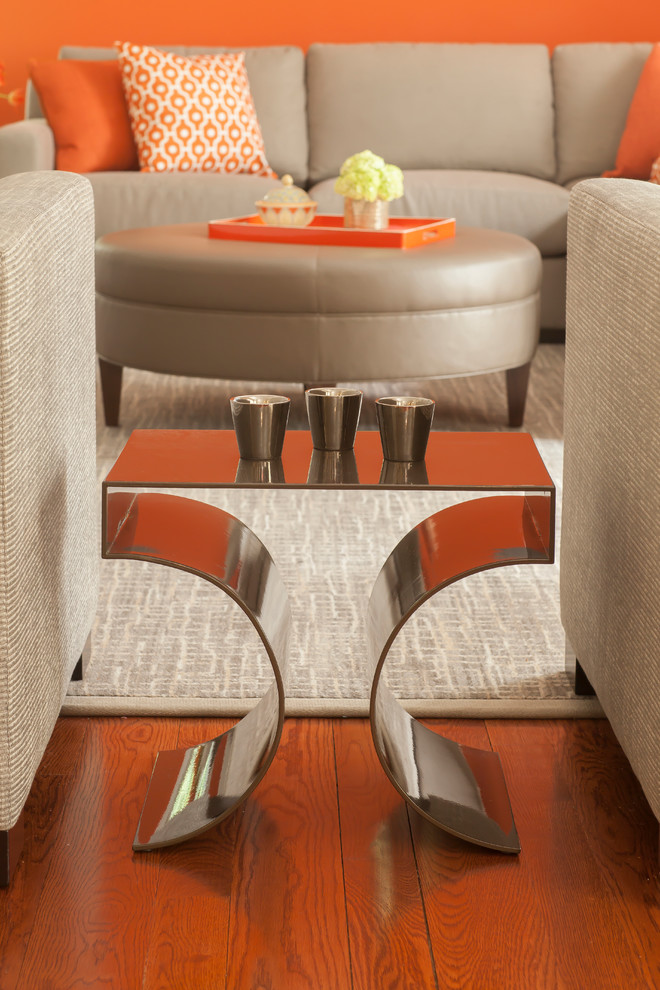Immagine di un soggiorno moderno chiuso con pavimento in legno massello medio, camino classico, cornice del camino in pietra e TV a parete