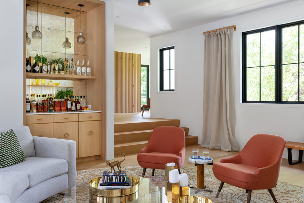 На фото: гостиная комната в стиле кантри с домашним баром, белыми стенами, светлым паркетным полом и красивыми шторами
