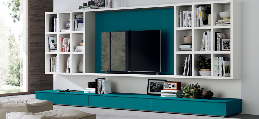 Modelo de salón abierto moderno de tamaño medio con paredes grises y televisor independiente
