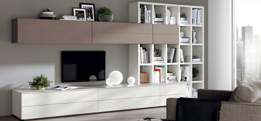 Idee per un grande soggiorno moderno aperto con pareti grigie e TV a parete