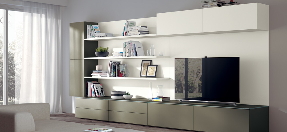 Réalisation d'un salon minimaliste de taille moyenne et ouvert avec un mur blanc, un sol en bois brun et un téléviseur indépendant.