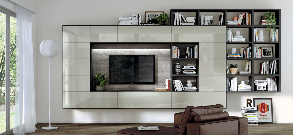 Foto på ett mellanstort funkis allrum med öppen planlösning, med vita väggar, mellanmörkt trägolv och en väggmonterad TV