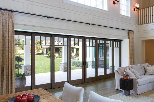 Aménagement d'un salon classique de taille moyenne et ouvert avec un mur blanc et un sol en bois brun.
