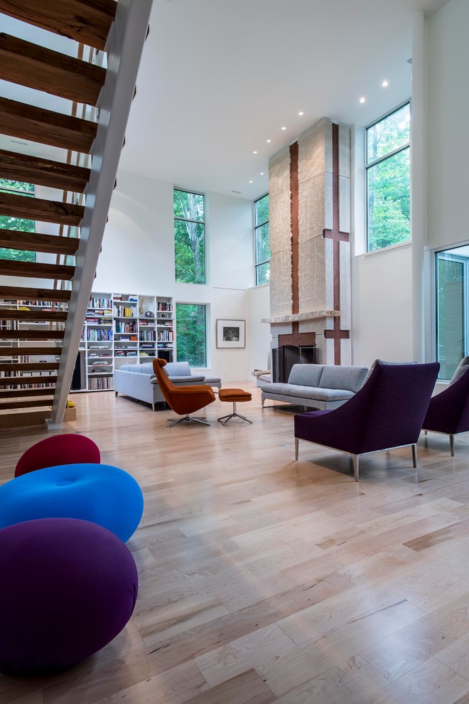 Idee per un soggiorno moderno con libreria, pareti bianche e parquet chiaro