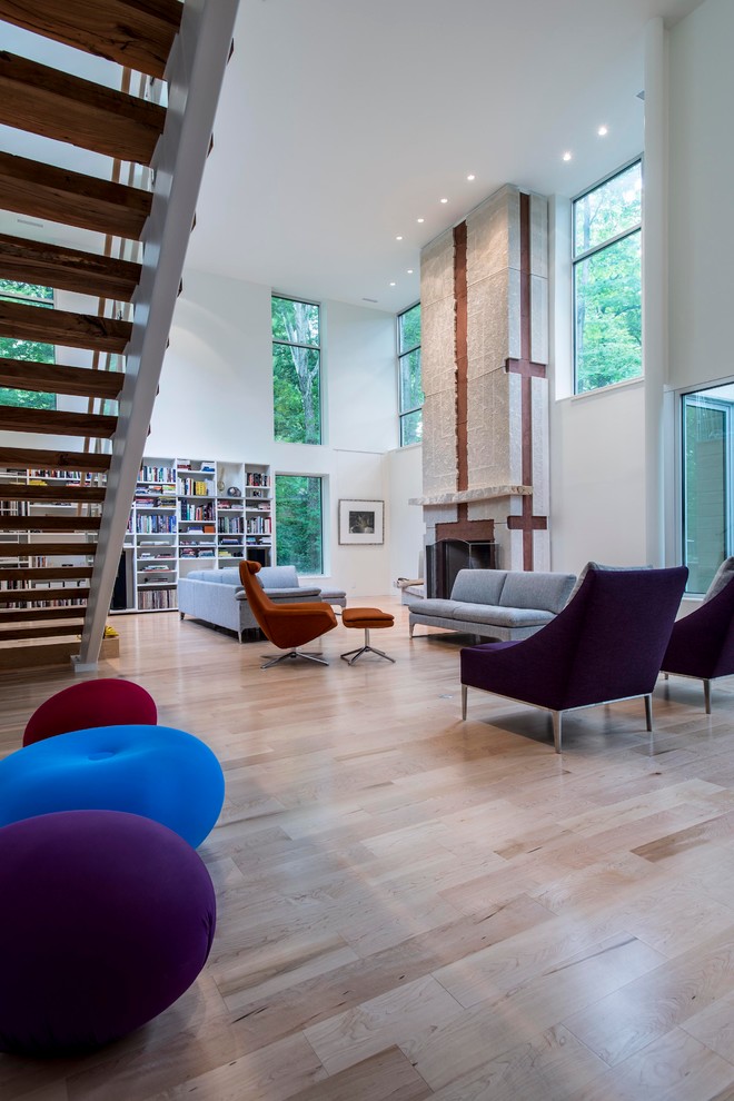 Diseño de biblioteca en casa moderna con paredes blancas y suelo de madera clara
