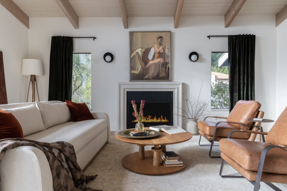 サンフランシスコにある広いトランジショナルスタイルのおしゃれなリビング (白い壁、標準型暖炉、漆喰の暖炉まわり、テレビなし、ベージュの床、板張り天井) の写真