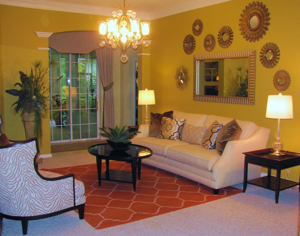 Großes, Repräsentatives, Fernseherloses, Offenes Modernes Wohnzimmer mit gelber Wandfarbe und Teppichboden in Orlando