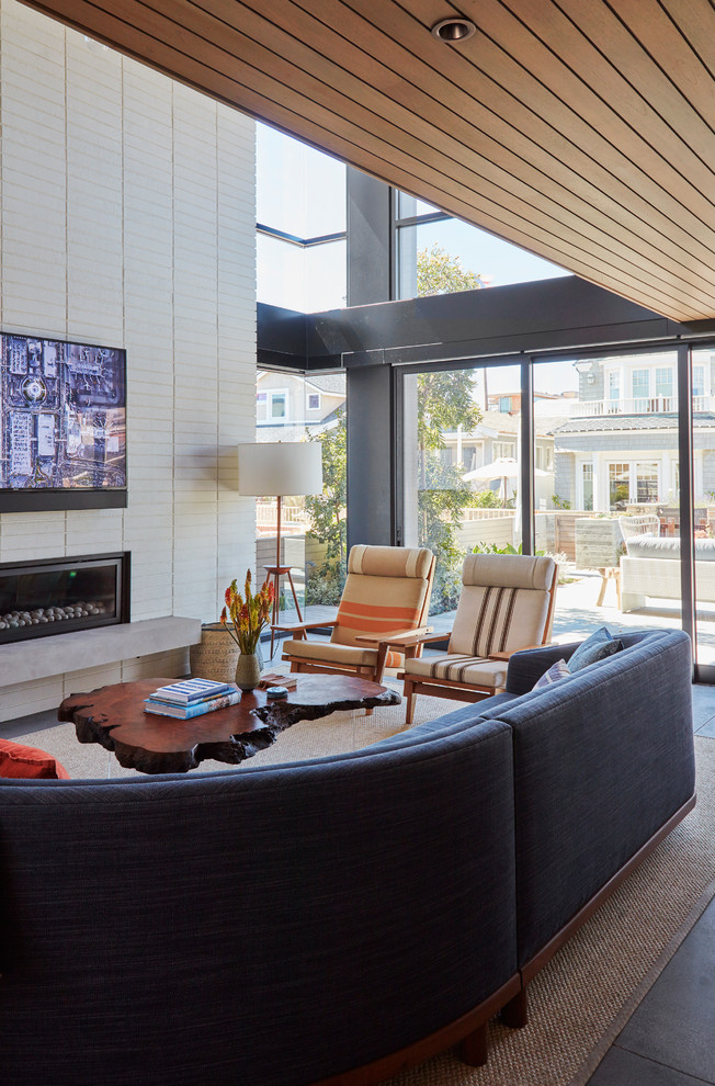 Modernes Wohnzimmer mit Gaskamin, Kaminumrandung aus Backstein und TV-Wand in Los Angeles