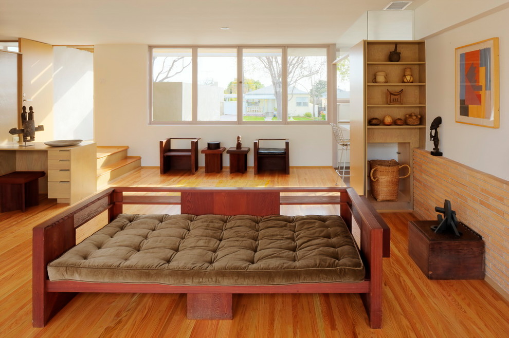 Foto de salón actual con suelo de madera clara