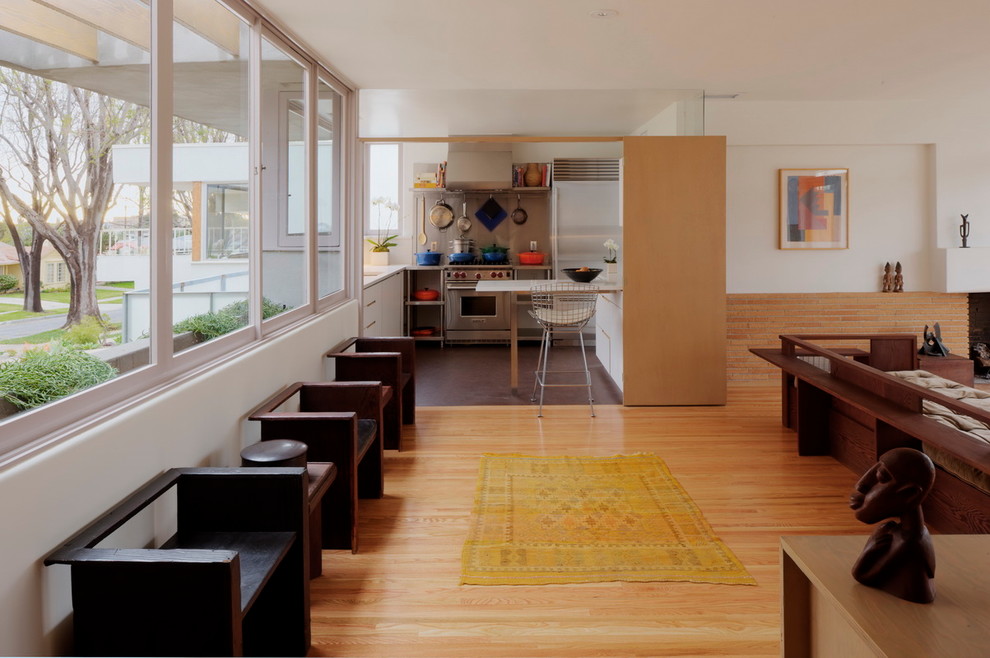 Retro Wohnzimmer mit hellem Holzboden in Los Angeles
