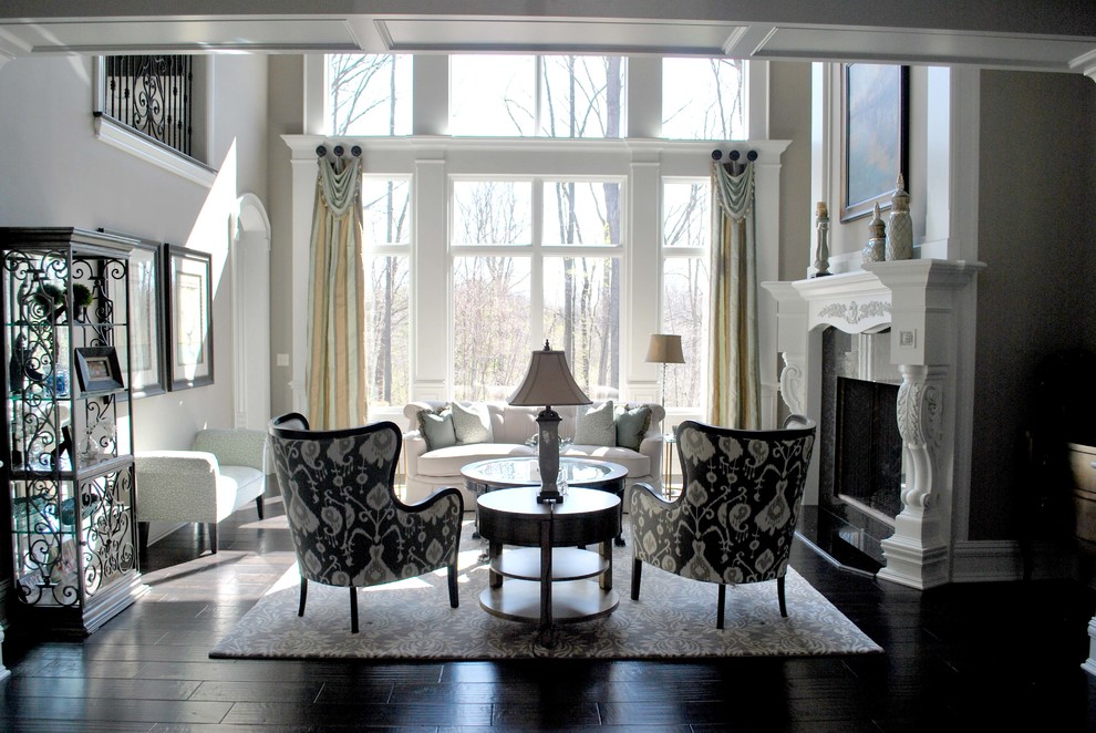Пример оригинального дизайна: парадная, открытая гостиная комната среднего размера в викторианском стиле с серыми стенами, темным паркетным полом, стандартным камином, фасадом камина из плитки и коричневым полом без телевизора