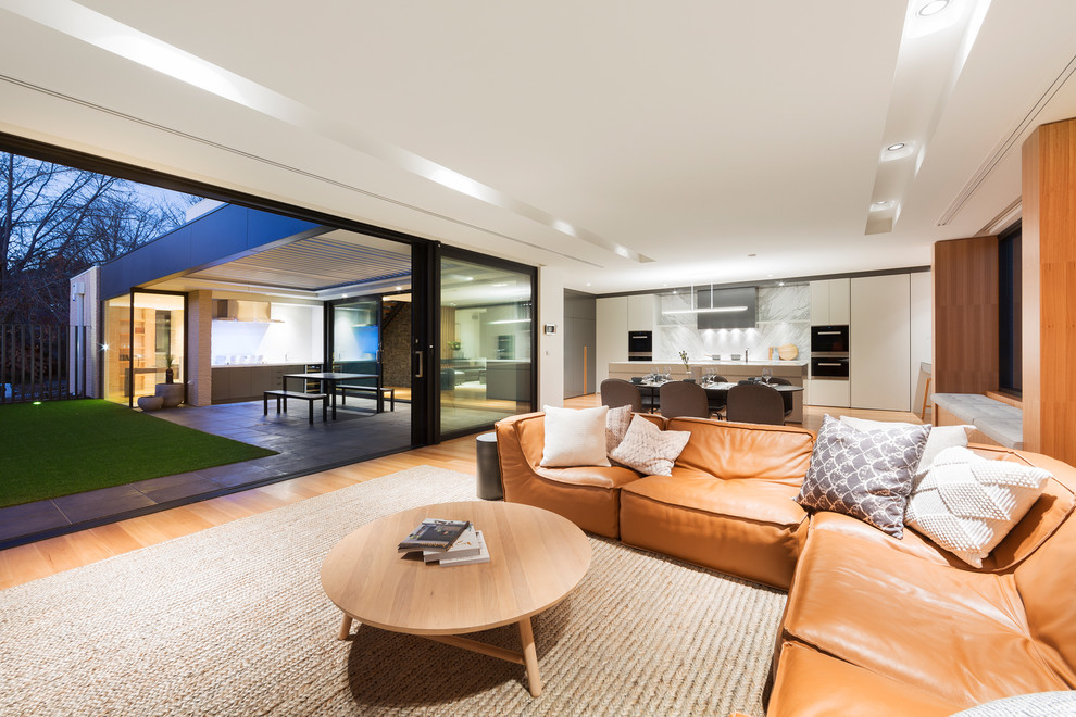 Großes, Offenes Modernes Wohnzimmer mit TV-Wand in Canberra - Queanbeyan