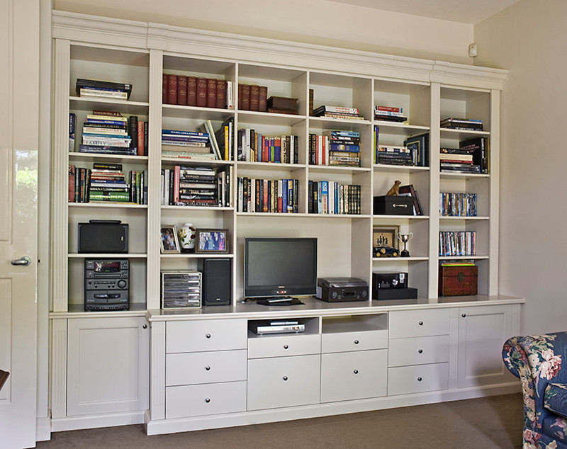 Cette photo montre un grand salon tendance avec un mur blanc, moquette et un téléviseur indépendant.