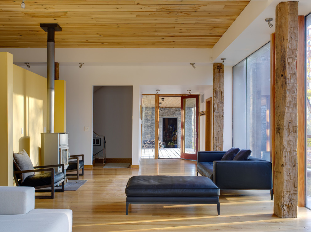 Immagine di un soggiorno moderno con pareti bianche e parquet chiaro