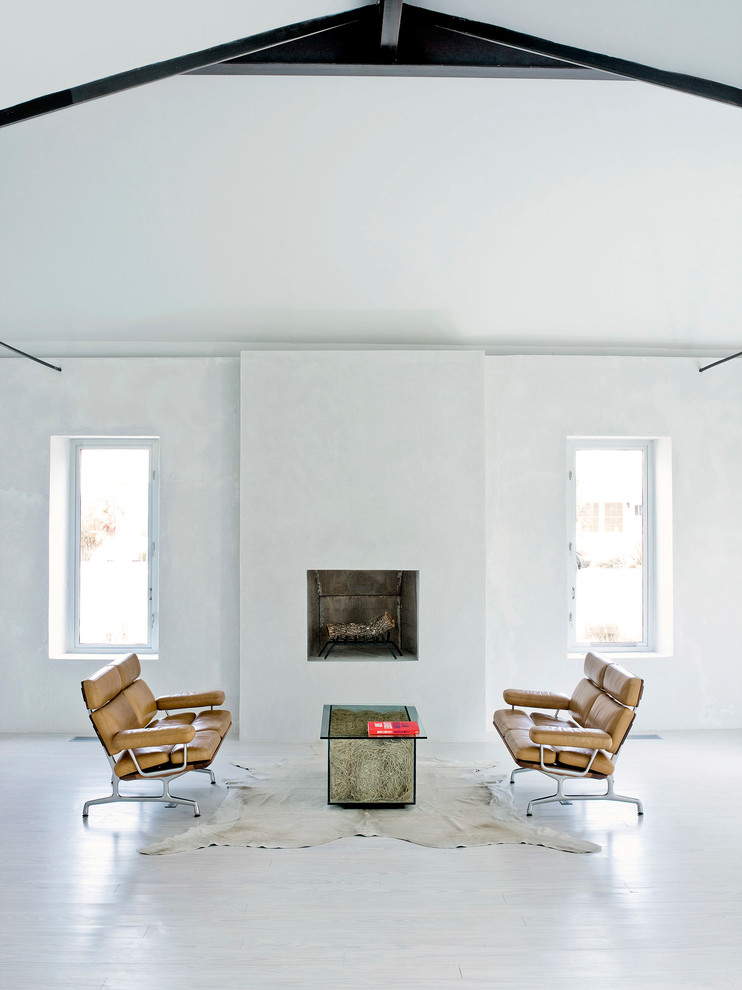 Skandinavisches Wohnzimmer mit weißer Wandfarbe und hellem Holzboden in Sonstige