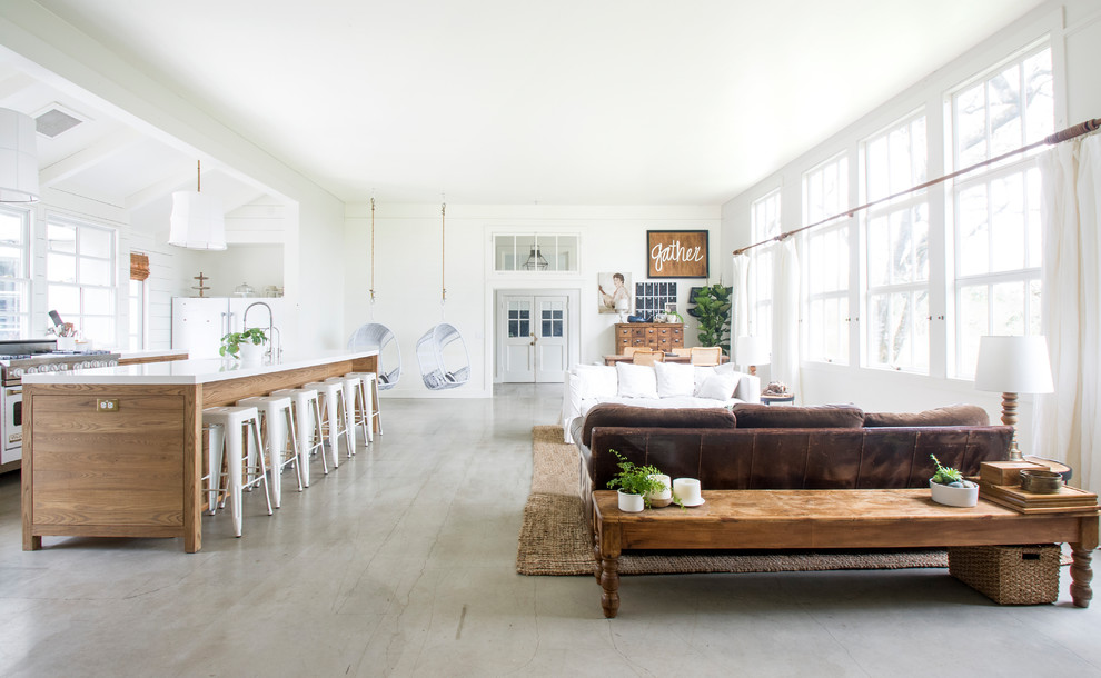 Großes, Offenes Landhausstil Wohnzimmer mit weißer Wandfarbe, Betonboden und grauem Boden in San Francisco