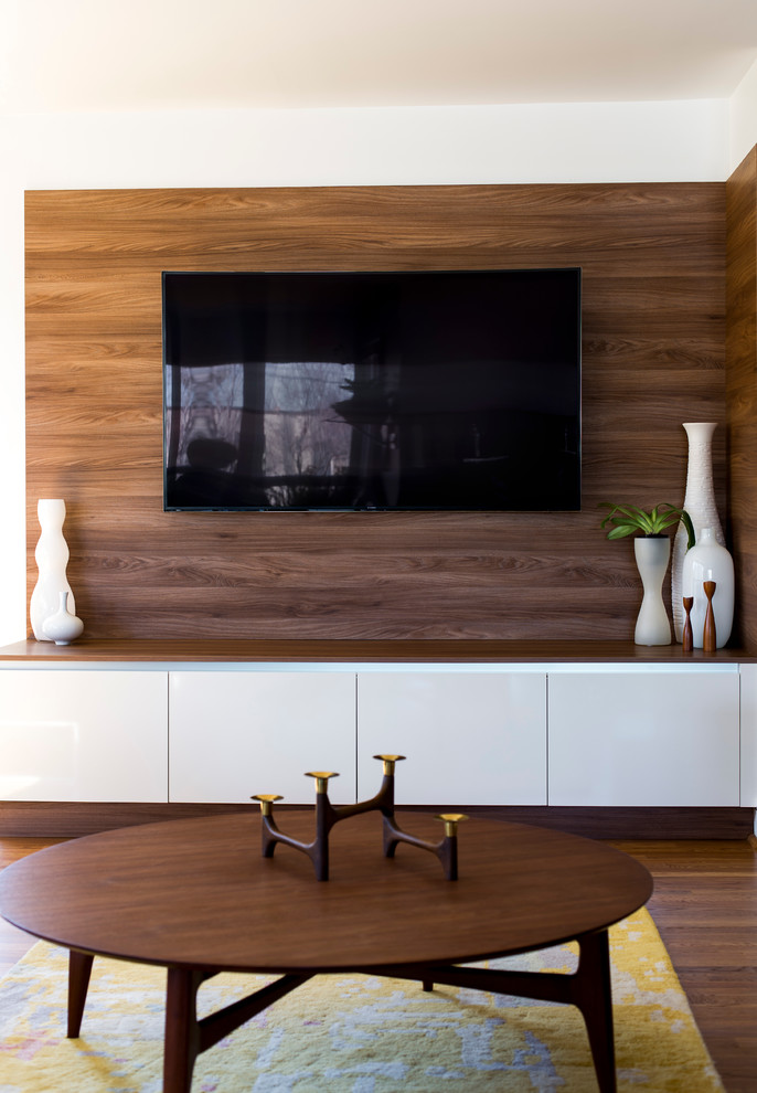 Свежая идея для дизайна: открытая гостиная комната в стиле модернизм с белыми стенами, паркетным полом среднего тона и телевизором на стене без камина - отличное фото интерьера