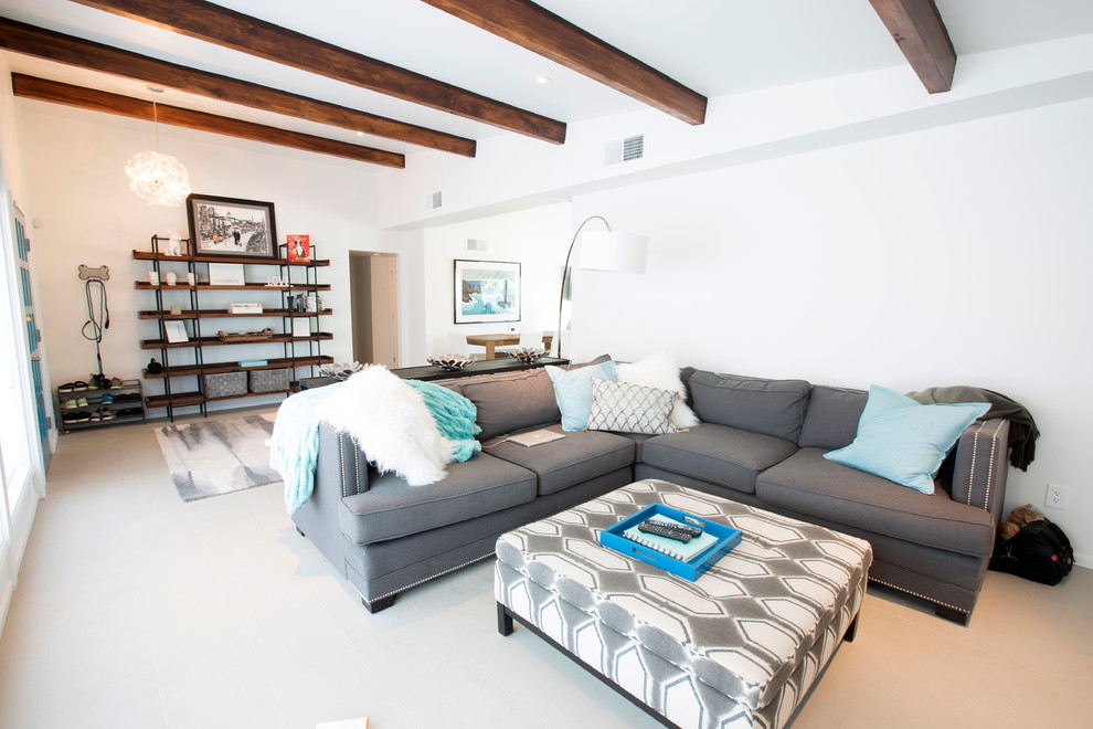 Idee per un soggiorno minimalista aperto con pareti bianche e pavimento in gres porcellanato