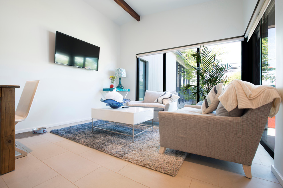 Esempio di un piccolo soggiorno minimalista aperto con pareti bianche, pavimento in gres porcellanato, nessun camino e TV a parete
