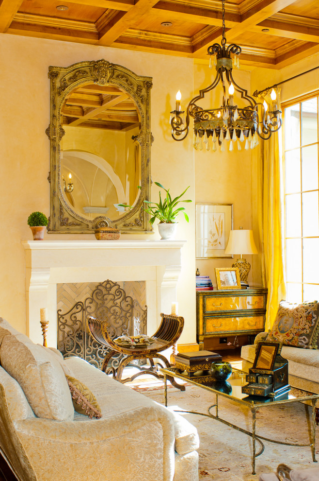 Klassisches Wohnzimmer mit gelber Wandfarbe in Houston