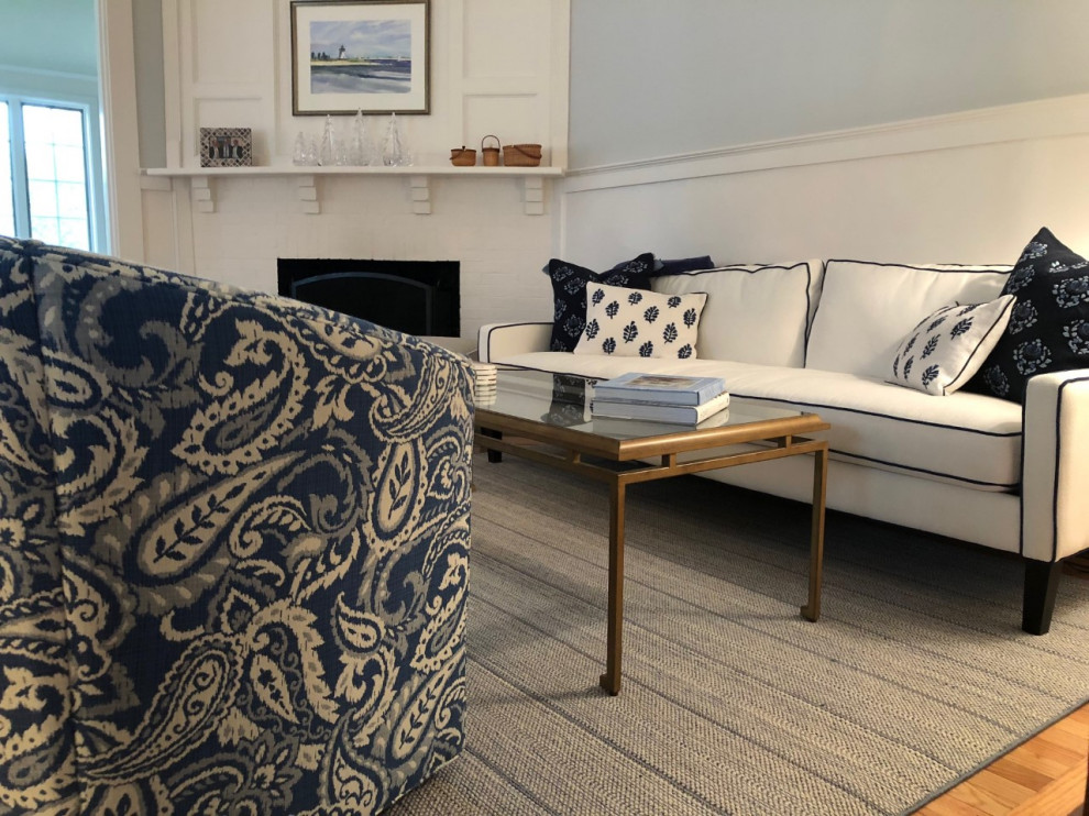 Mittelgroßes, Repräsentatives, Fernseherloses Klassisches Wohnzimmer mit blauer Wandfarbe, hellem Holzboden, Eckkamin, Kaminumrandung aus Holz und blauem Boden in Boston