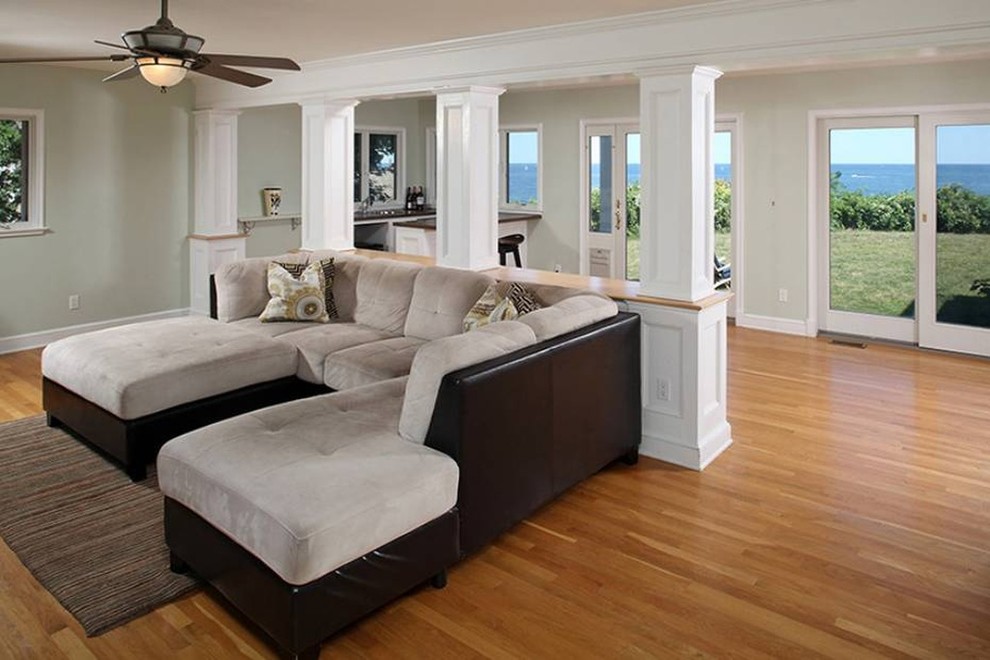 Foto di un soggiorno minimalista di medie dimensioni e chiuso con angolo bar, pareti verdi e pavimento in legno massello medio
