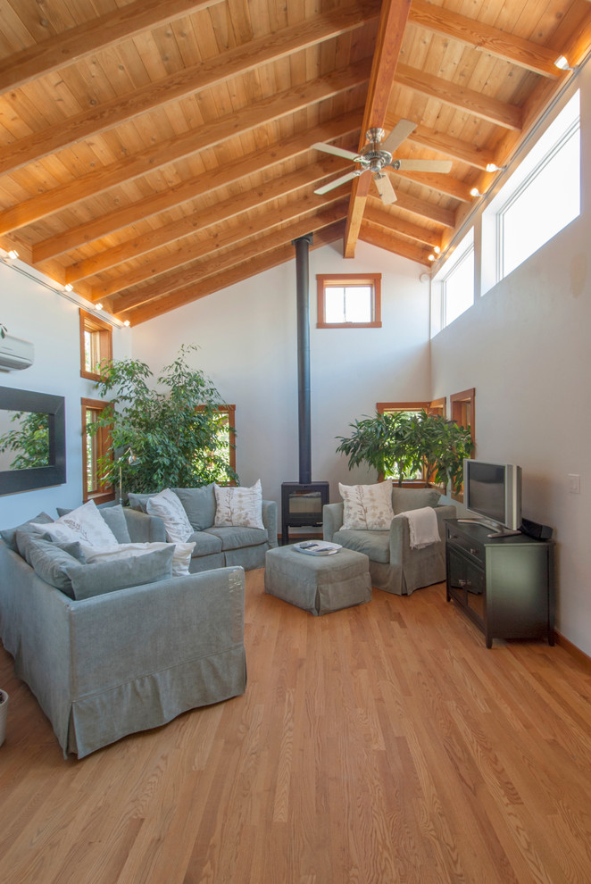 Mittelgroßes, Offenes Modernes Wohnzimmer mit braunem Holzboden und freistehendem TV in San Francisco