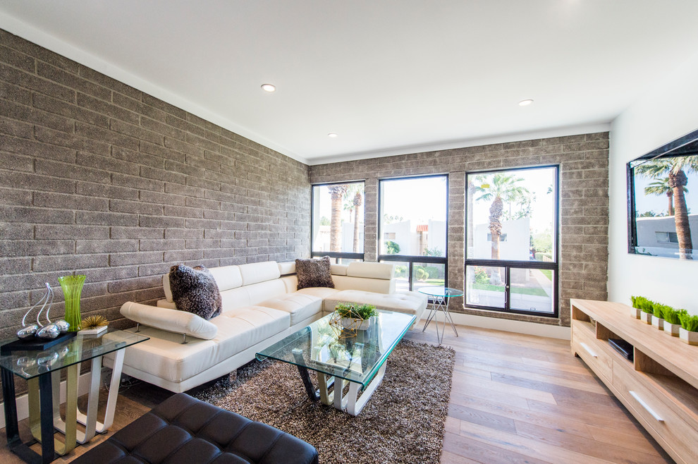 Ejemplo de salón abierto contemporáneo de tamaño medio con paredes blancas, suelo de madera en tonos medios, televisor colgado en la pared y suelo marrón