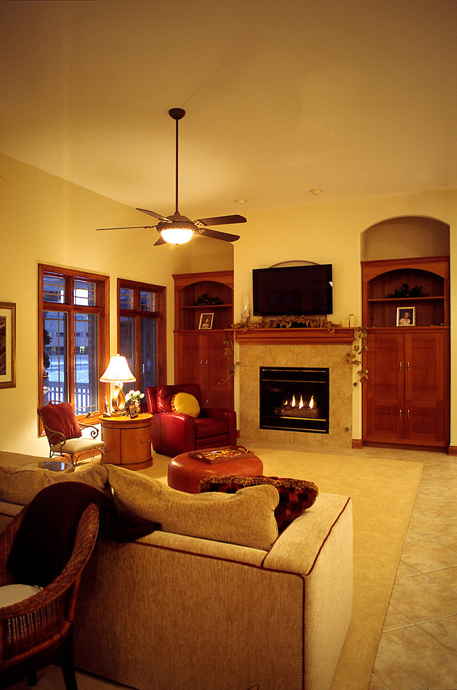 Großes, Offenes Klassisches Wohnzimmer mit beiger Wandfarbe, Teppichboden, Kamin, Kaminumrandung aus Stein und TV-Wand in Chicago