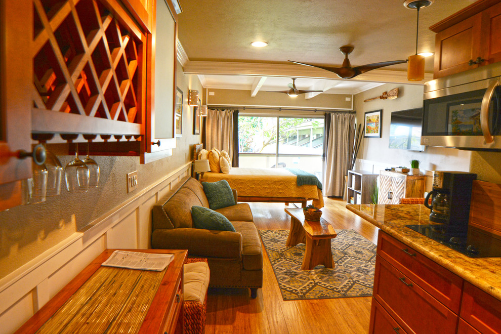Ispirazione per un piccolo soggiorno stile marino aperto con sala formale, pareti beige, pavimento in bambù e TV a parete